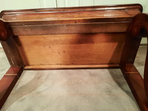 Console d’époque Charles X en acajou et sycomore.