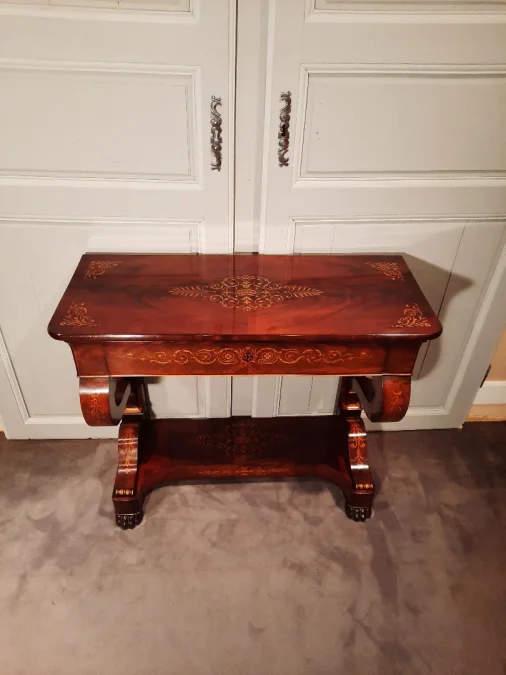 Console d’époque Charles X en acajou et sycomore.