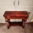 Console d’époque Charles X en acajou et sycomore.