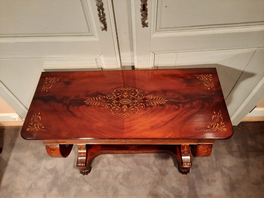 Console d’époque Charles X en acajou et sycomore.
