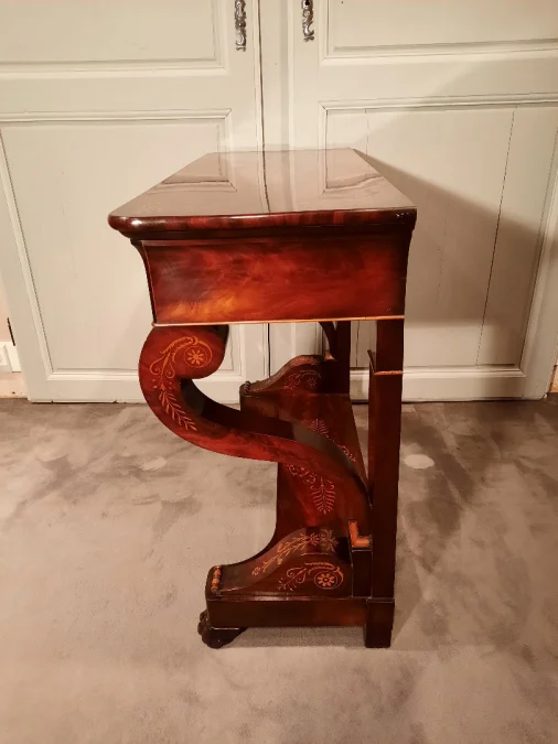 Console d’époque Charles X en acajou et sycomore.