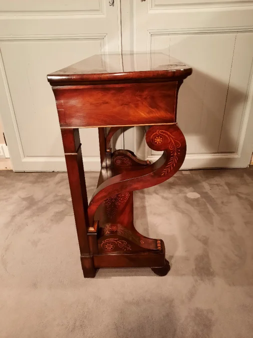 Console d’époque Charles X en acajou et sycomore.