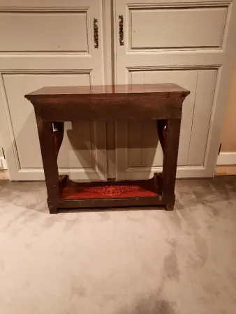 Console d’époque Charles X en acajou et sycomore.
