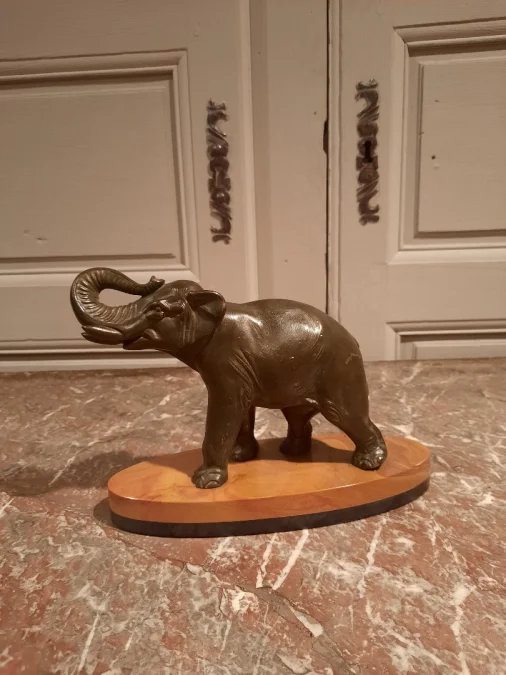 Eléphant en régule sur socle en marbre.