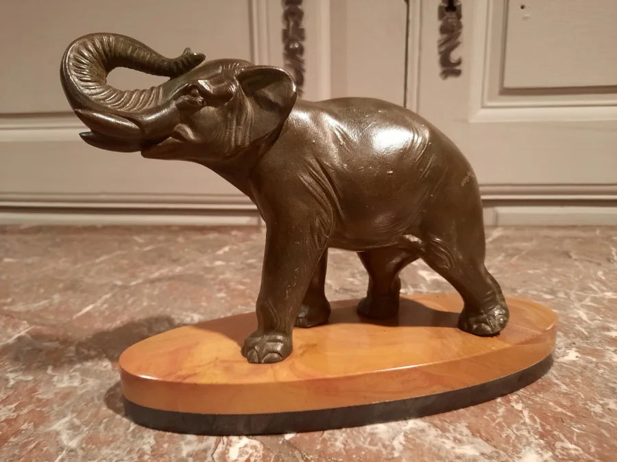 Eléphant en régule sur socle en marbre.