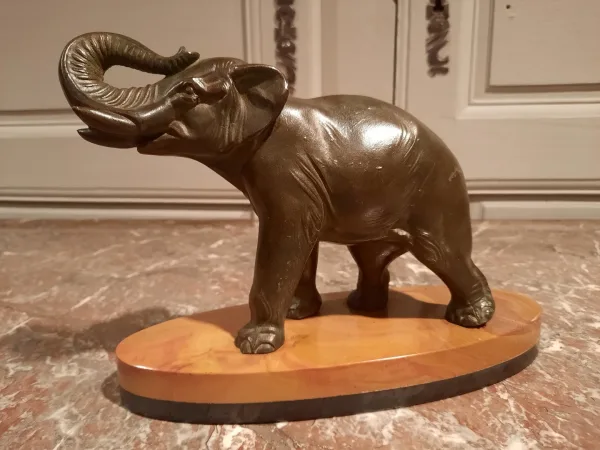 Eléphant en régule sur socle en marbre.