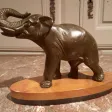 Eléphant en régule sur socle en marbre.