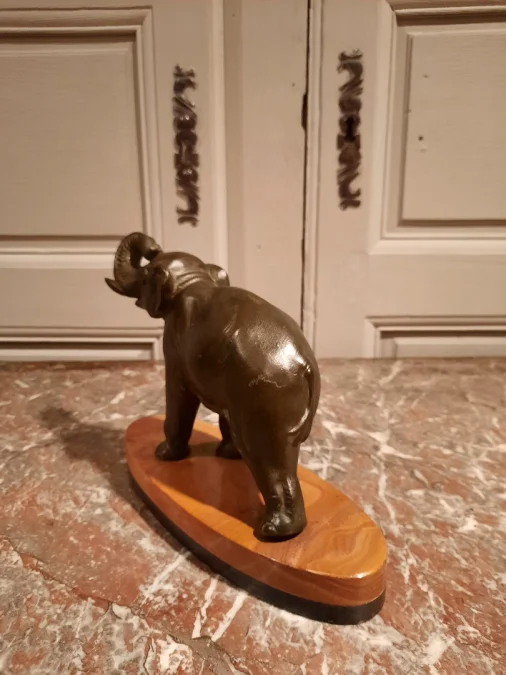 Eléphant en régule sur socle en marbre.