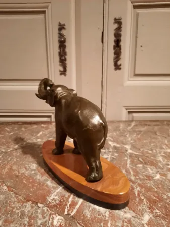 Eléphant en régule sur socle en marbre.