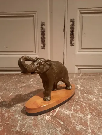 Eléphant en régule sur socle en marbre.