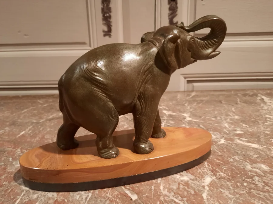 Eléphant en régule sur socle en marbre.