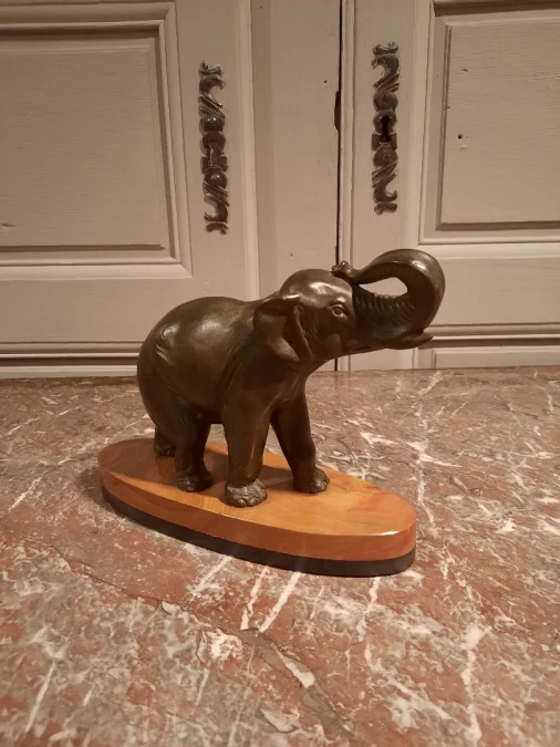 Eléphant en régule sur socle en marbre.