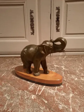 Eléphant en régule sur socle en marbre.