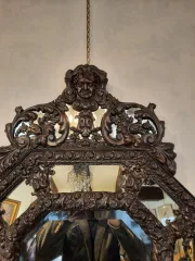 Miroir de style Louis XIV en laiton repoussé.