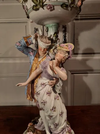 Groupe en porcelaine représentant deux personnages d’époque XXème siècle.