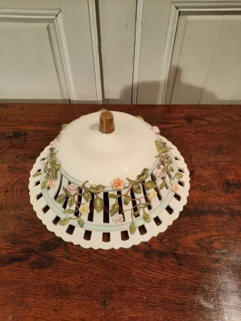 Groupe en porcelaine représentant deux personnages d’époque XXème siècle.