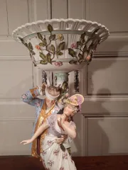 Groupe en porcelaine représentant deux personnages d’époque XXème siècle.