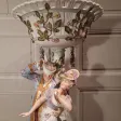 Groupe en porcelaine représentant deux personnages d’époque XXème siècle.