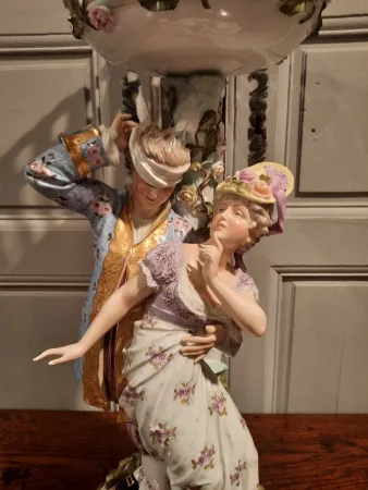 Groupe en porcelaine représentant deux personnages d’époque XXème siècle.