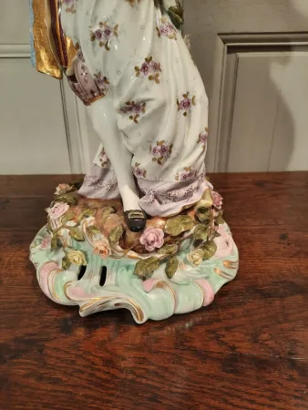 Groupe en porcelaine représentant deux personnages d’époque XXème siècle.