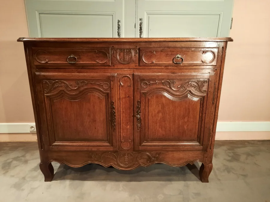 Buffet en chêne sculpté de style Louis XV d’époque début du XIXème siècle.
