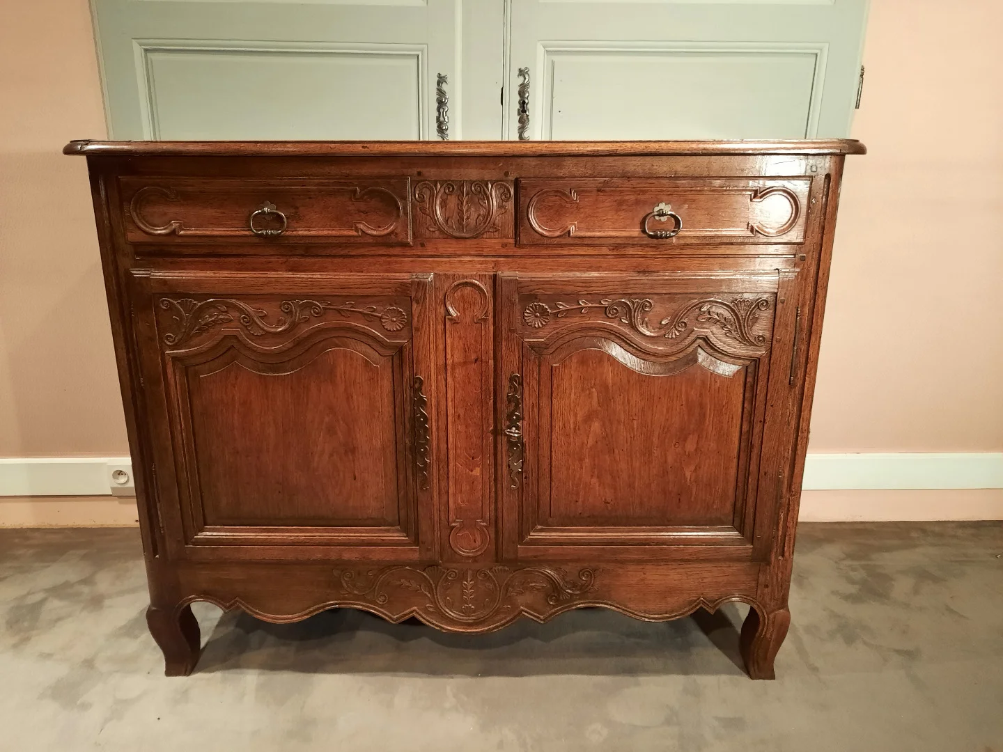 Buffet en chêne sculpté de style Louis XV d’époque début du XIXème siècle.