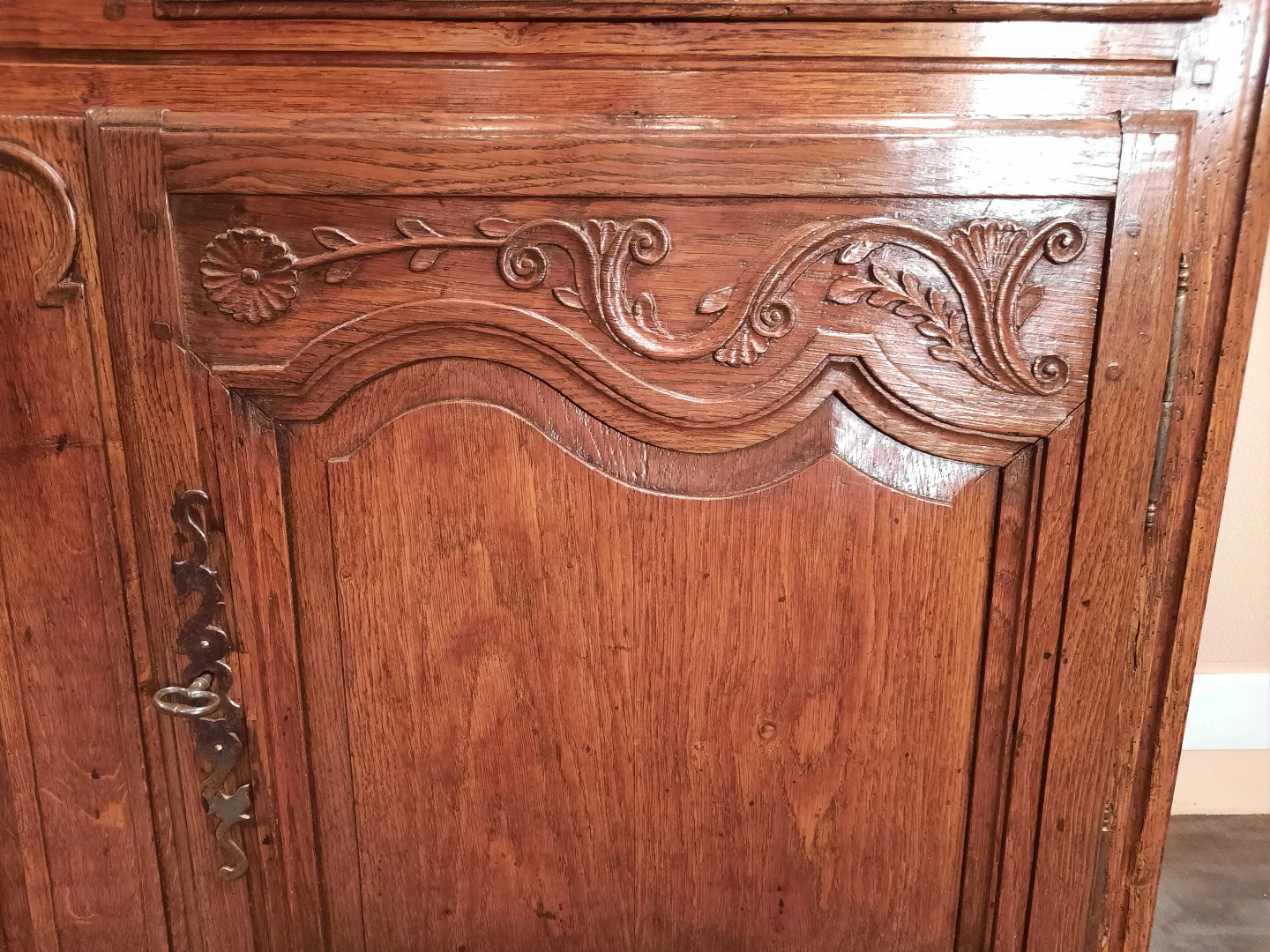 Buffet en chêne sculpté de style Louis XV d’époque début du XIXème siècle.