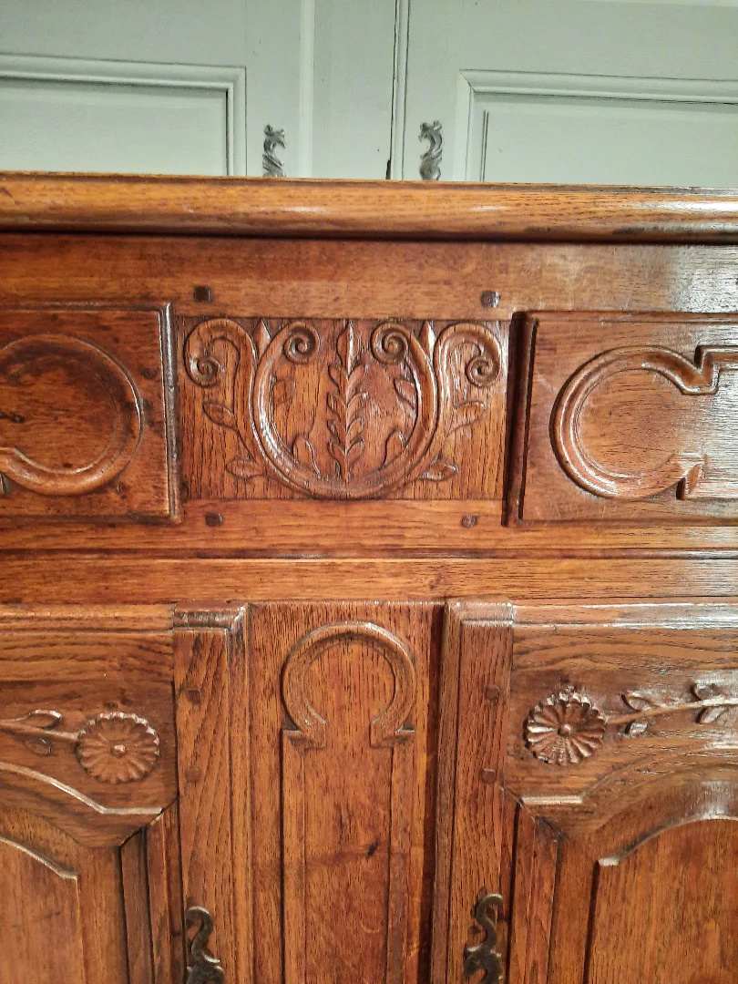 Buffet en chêne sculpté de style Louis XV d’époque début du XIXème siècle.