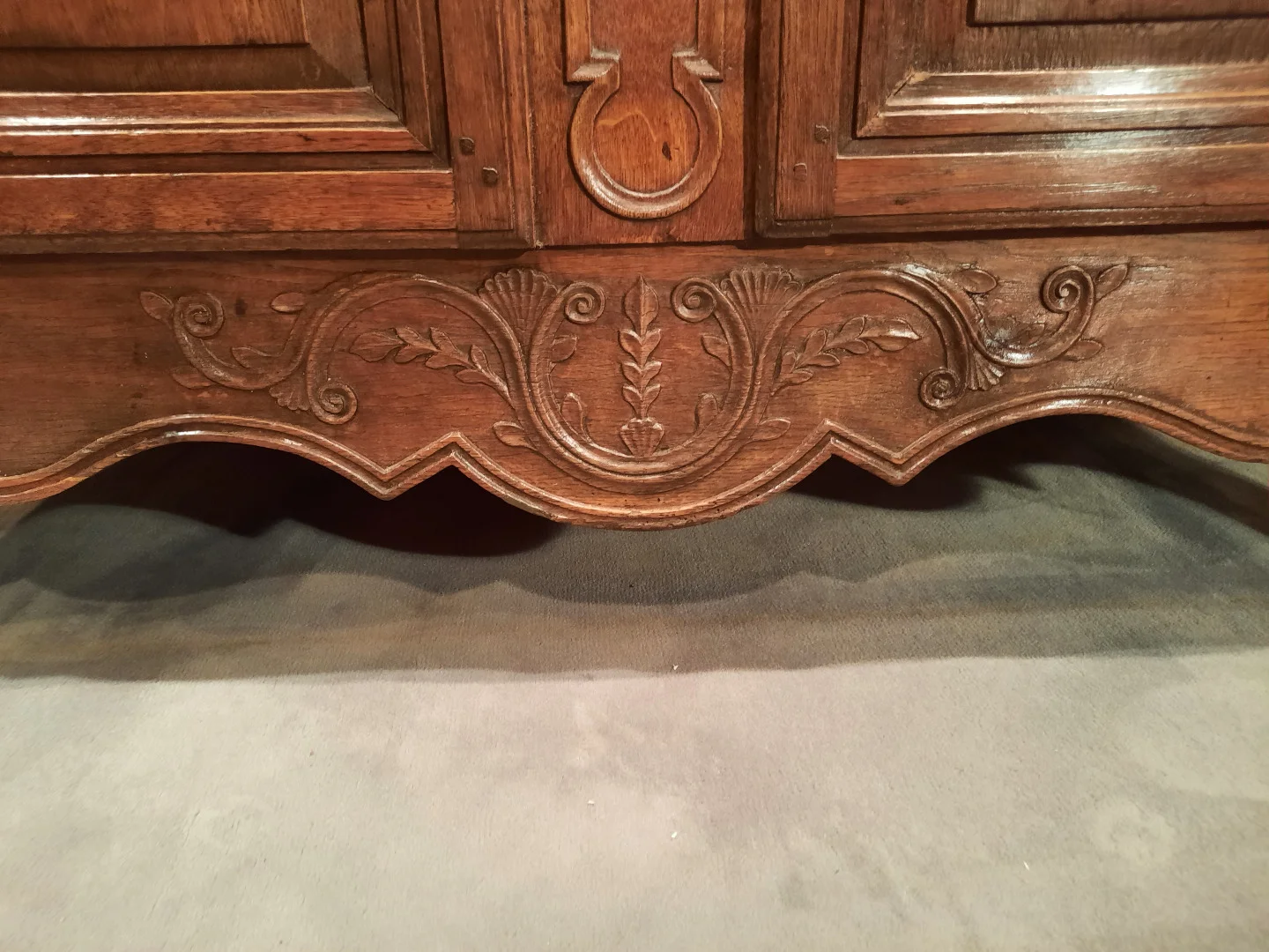 Buffet en chêne sculpté de style Louis XV d’époque début du XIXème siècle.