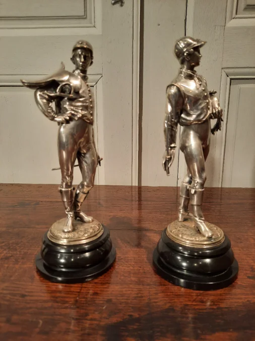 Deux sculptures en bronze argenté représentant des Jockeys. Signé Lalouette.