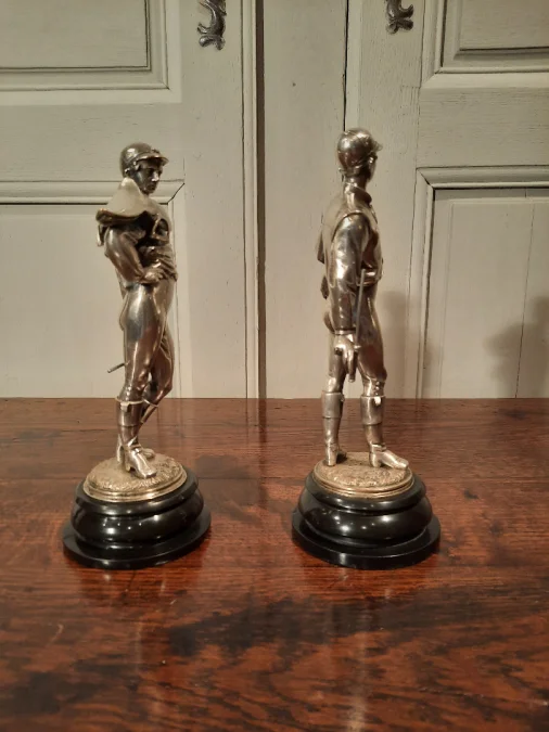 Deux sculptures en bronze argenté représentant des Jockeys. Signé Lalouette.