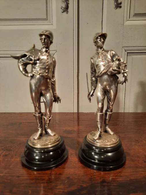 Deux sculptures en bronze argenté représentant des Jockeys. Signé Lalouette.