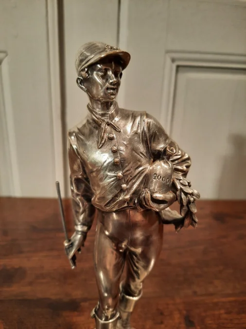 Deux sculptures en bronze argenté représentant des Jockeys. Signé Lalouette.