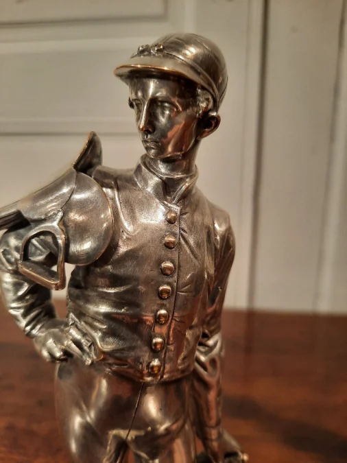 Deux sculptures en bronze argenté représentant des Jockeys. Signé Lalouette.