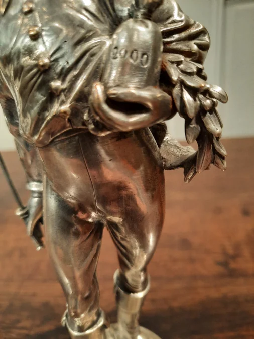 Deux sculptures en bronze argenté représentant des Jockeys. Signé Lalouette.