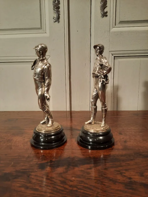 Deux sculptures en bronze argenté représentant des Jockeys. Signé Lalouette.