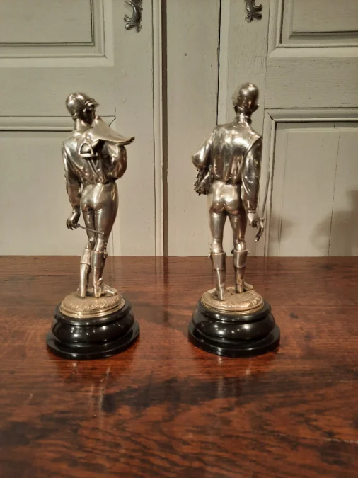 Deux sculptures en bronze argenté représentant des Jockeys. Signé Lalouette.