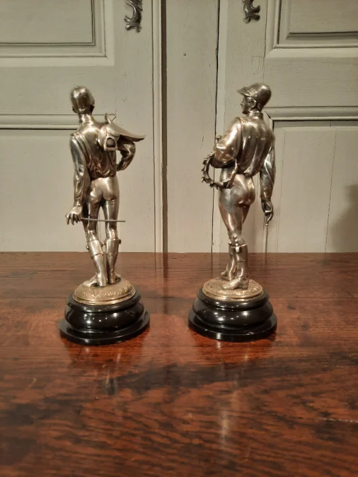 Deux sculptures en bronze argenté représentant des Jockeys. Signé Lalouette.