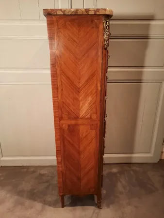 Chiffonnier de style Louis XVI en marqueterie d’époque XIXème siècle.