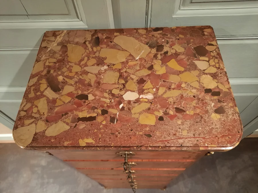 Chiffonnier de style Louis XVI en marqueterie d’époque XIXème siècle.