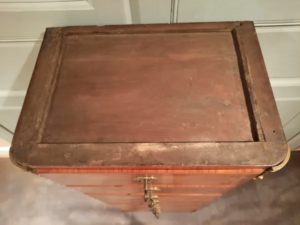 Chiffonnier de style Louis XVI en marqueterie d’époque XIXème siècle.