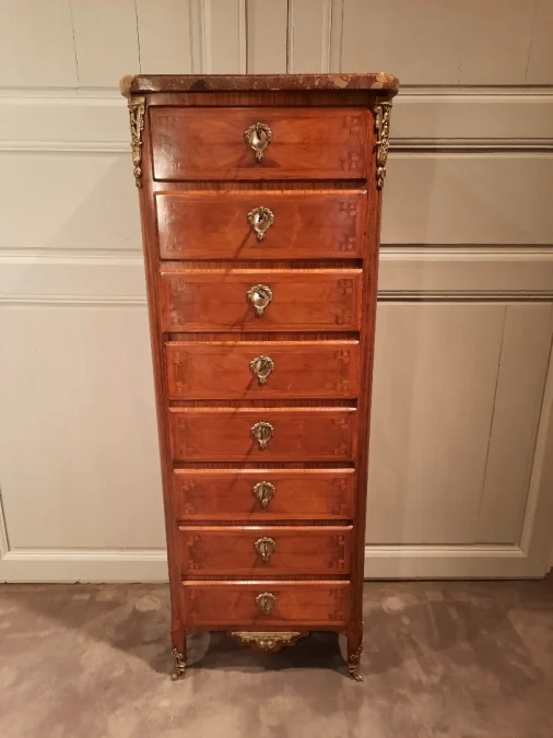 Chiffonnier de style Louis XVI en marqueterie d’époque XIXème siècle.
