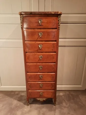 Chiffonnier de style Louis XVI en marqueterie d’époque XIXème siècle.