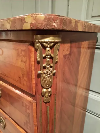 Chiffonnier de style Louis XVI en marqueterie d’époque XIXème siècle.