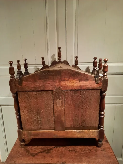 Panetière provençale en noyer mouluré et sculpté d’époque XVIIIème siècle.