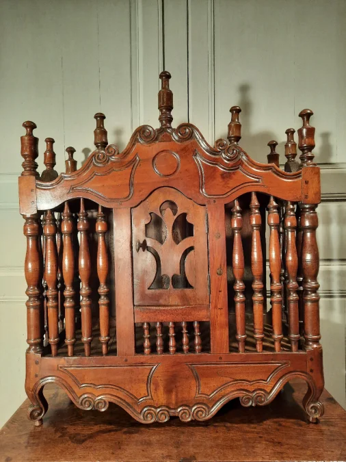 Panetière provençale en noyer mouluré et sculpté d’époque XVIIIème siècle.
