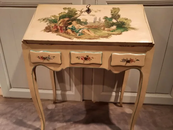 Bureau de pente de style Louis XV peint dans le goût du XVIIIème siècle.
