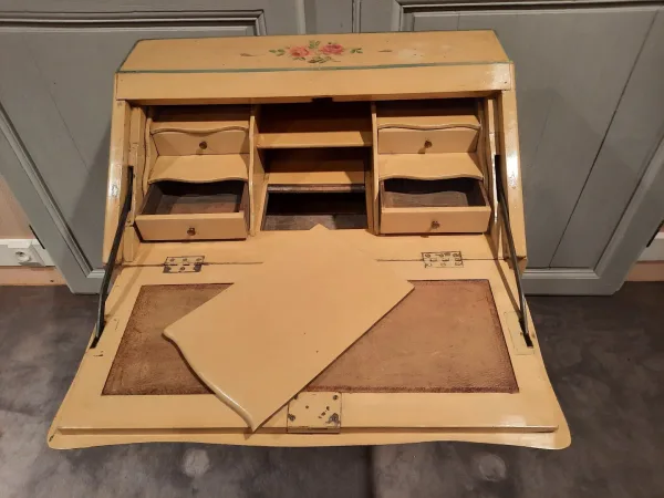 Bureau de pente de style Louis XV peint dans le goût du XVIIIème siècle.