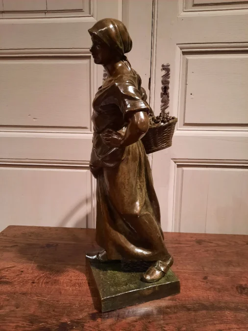 Bronze représentant « La Vendangeuse » signé Antonin Larroux (1859-1937).
