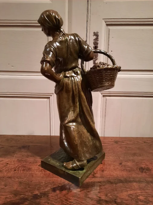 Bronze représentant « La Vendangeuse » signé Antonin Larroux (1859-1937).